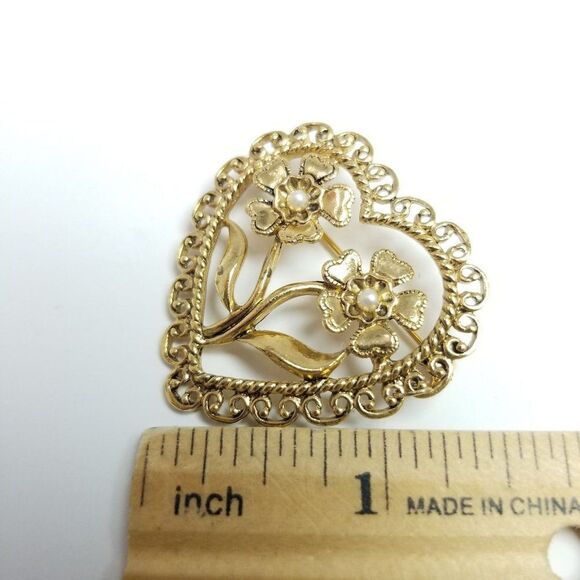 Vintage Heart Shape Flower Brooch, Gold Tone Filigree Border, Retro Lapel Pin - Picture 4 of 5